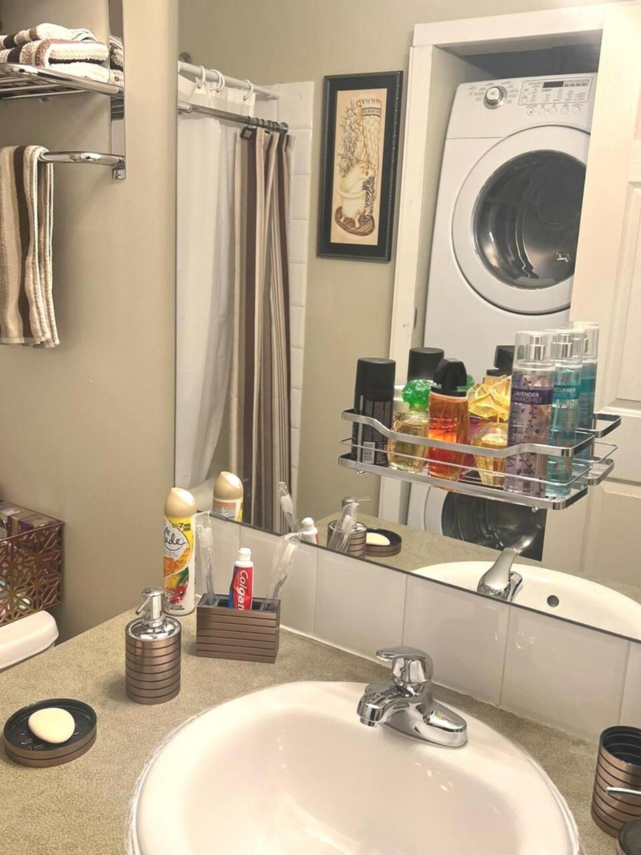 56 Executive Business W Ac 10 Min To Airport Holiday home Calgary